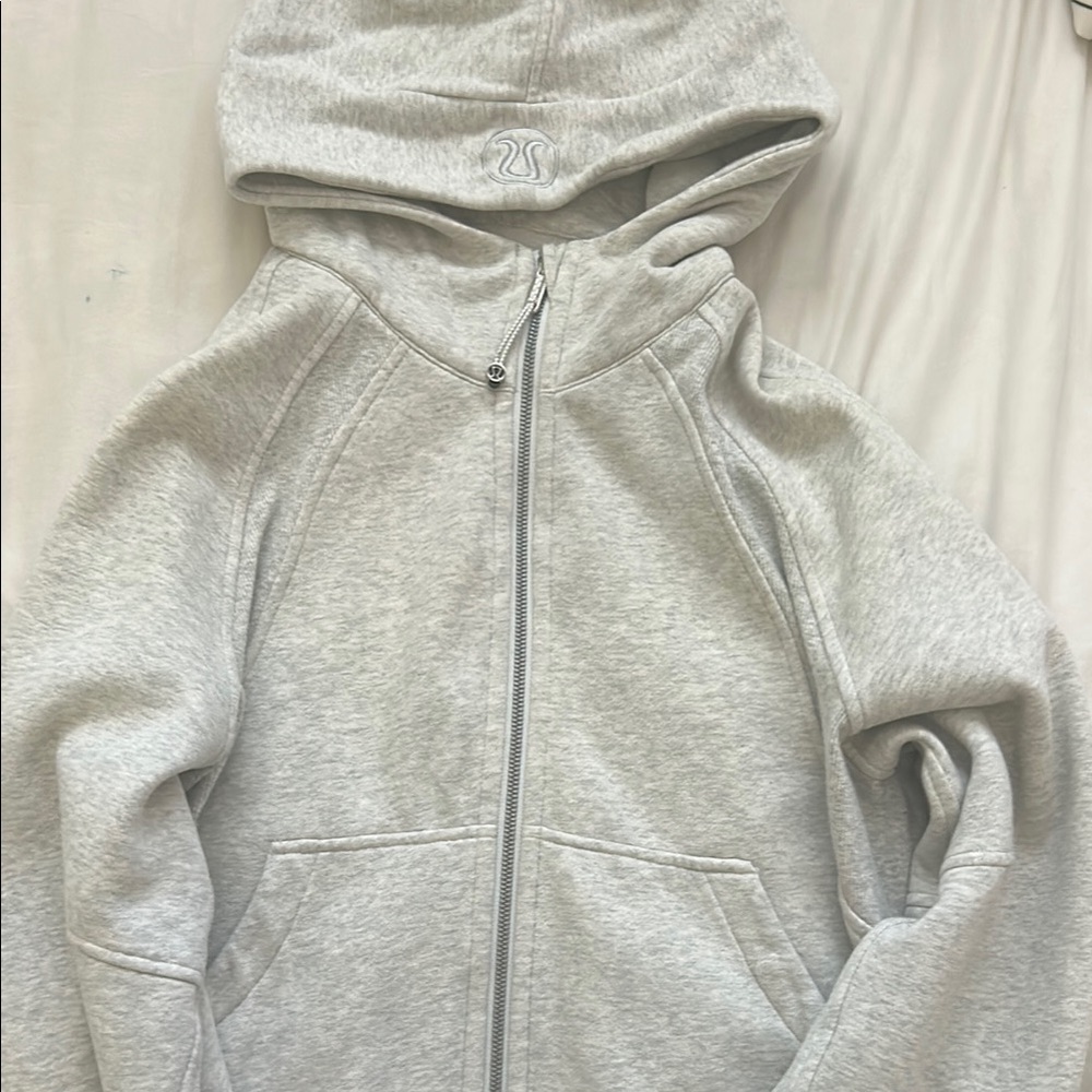 Woman’s Gray lululemon scuba